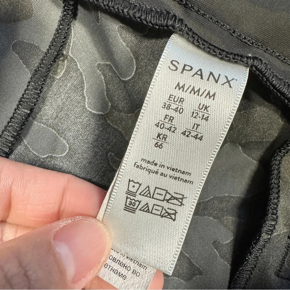 Spanx Sunshine Shorts Pull On 4" UPF 50+ Quick Dry in Camouflage Size M - Picture 10 of 14